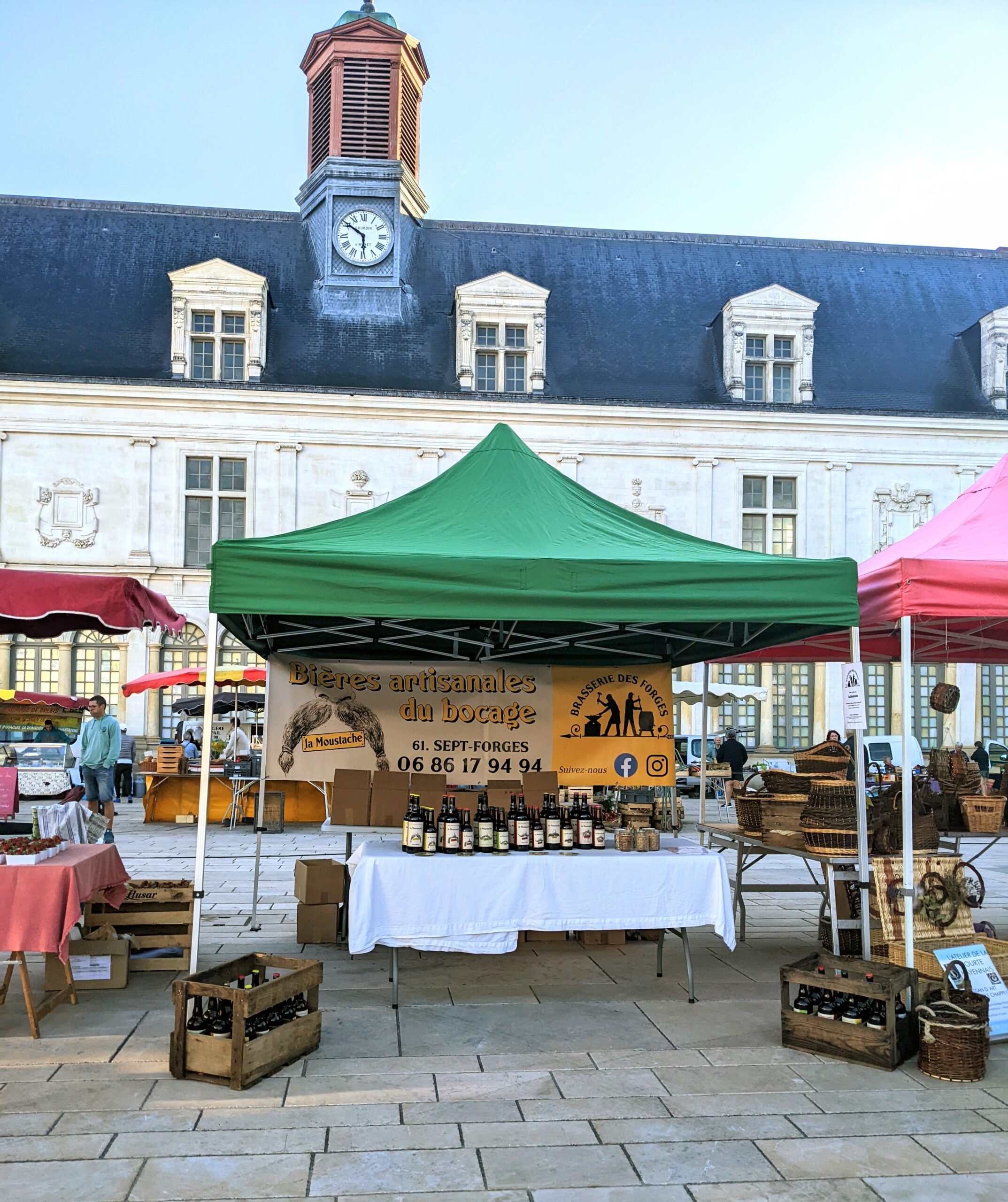 Marché de Laval : stand de la Brasserie des Forges